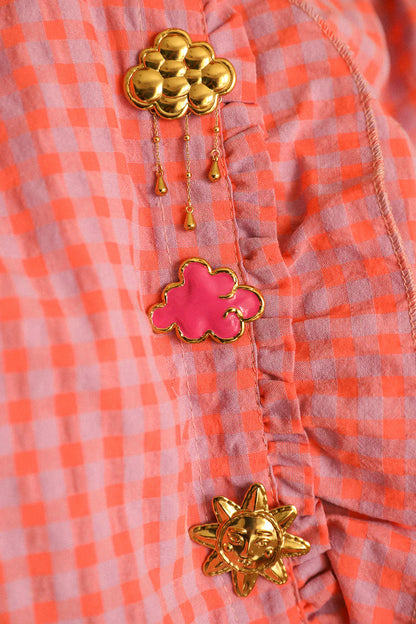 Bijou de bouton Annee porté sur chemise colorée Divinity Sète