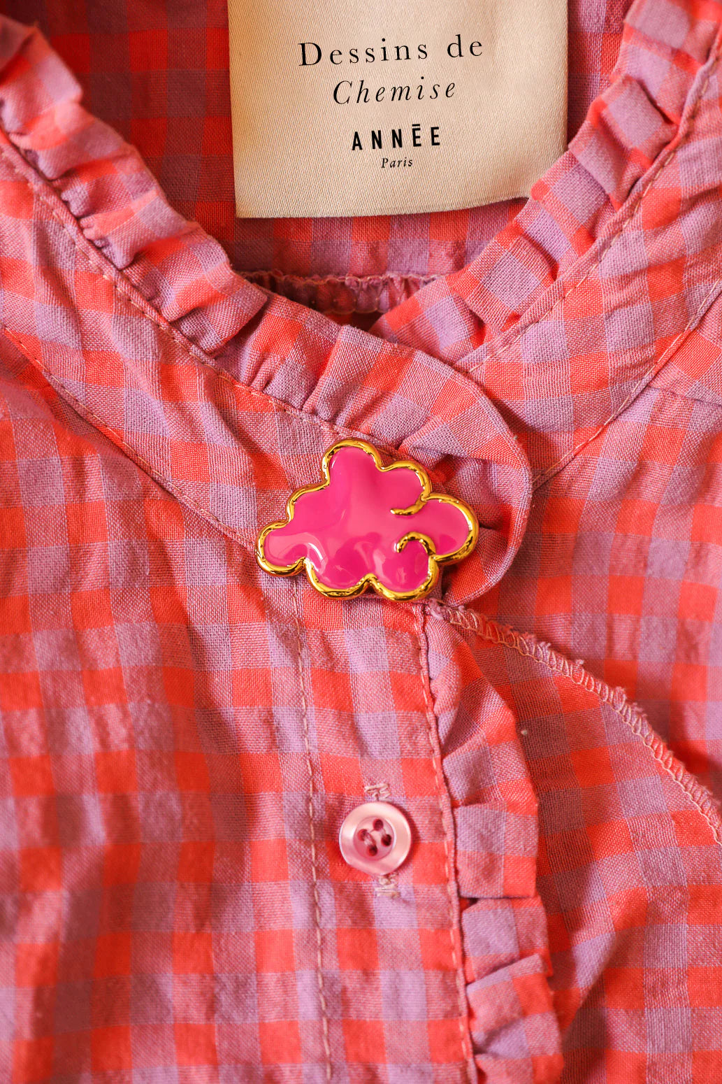 Bijou de bouton Annee porté sur chemise colorée Divinity Sète