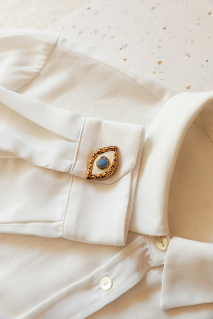 Bijou de bouton Annee porté sur chemise blanche Divinity Sète