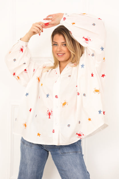 Détail imprimé marin blouse blanche femme