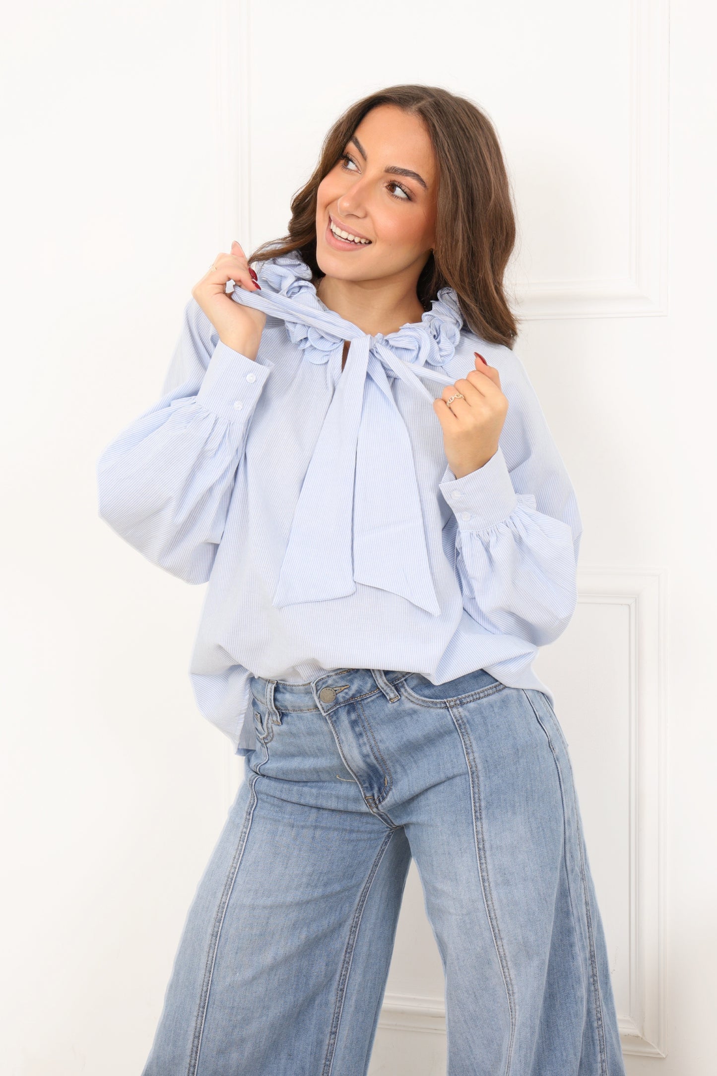 Détail col volanté blouse femme