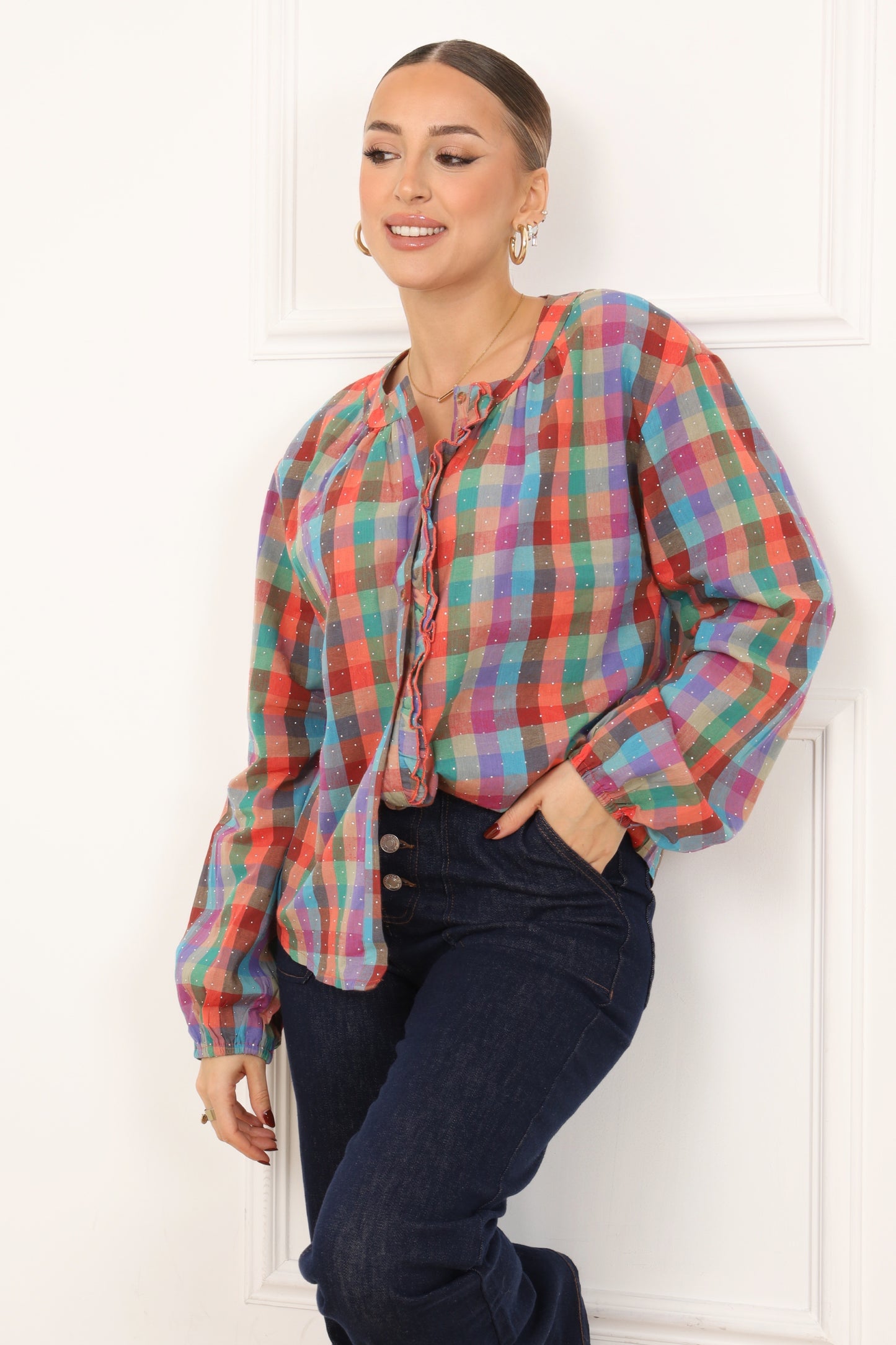 Détail blouse femme manches longues imprimé carreaux multicolores