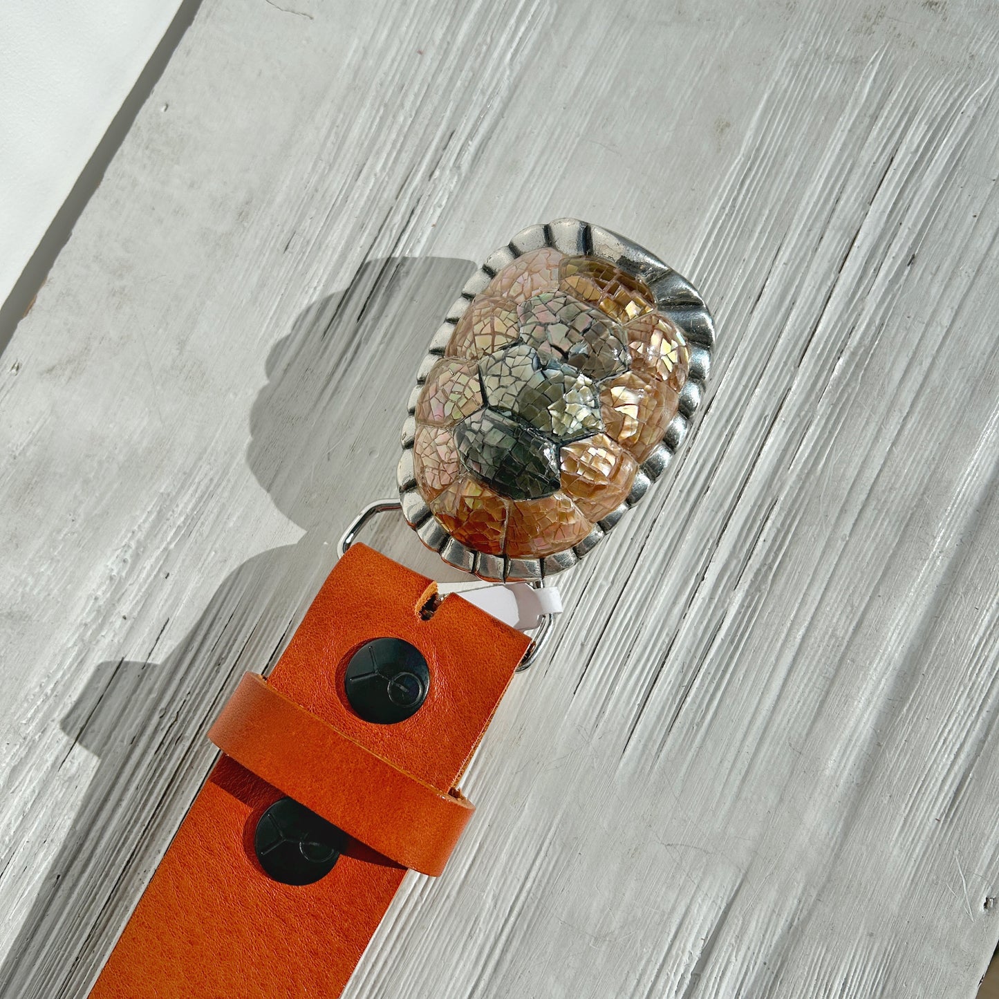 Détail de la boucle de ceinture Yolète Luxe 547 carapace nacre