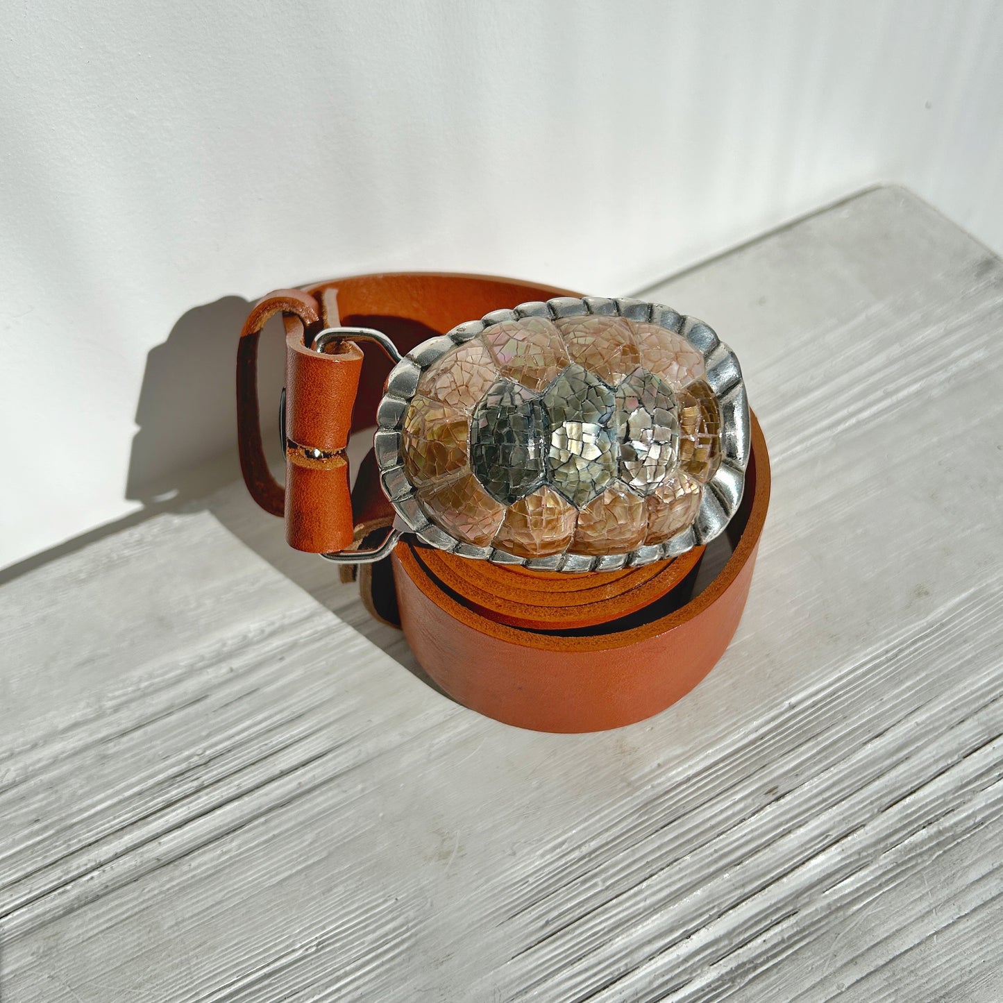 Détail de la boucle de ceinture Yolète Luxe 547 carapace nacre