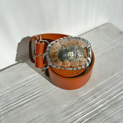 Détail de la boucle de ceinture Yolète Luxe 547 carapace nacre