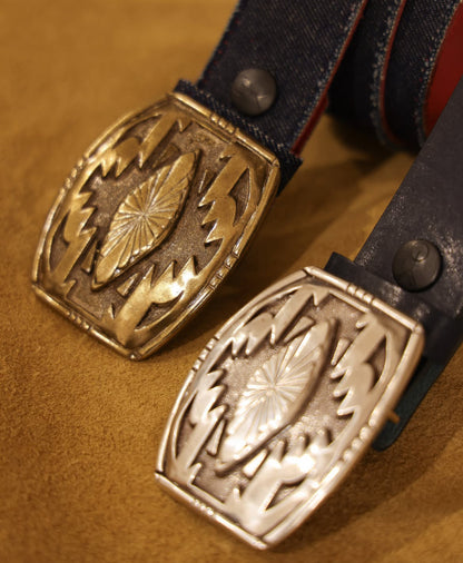 Détail de la boucle de ceinture Yolète N210 dorée