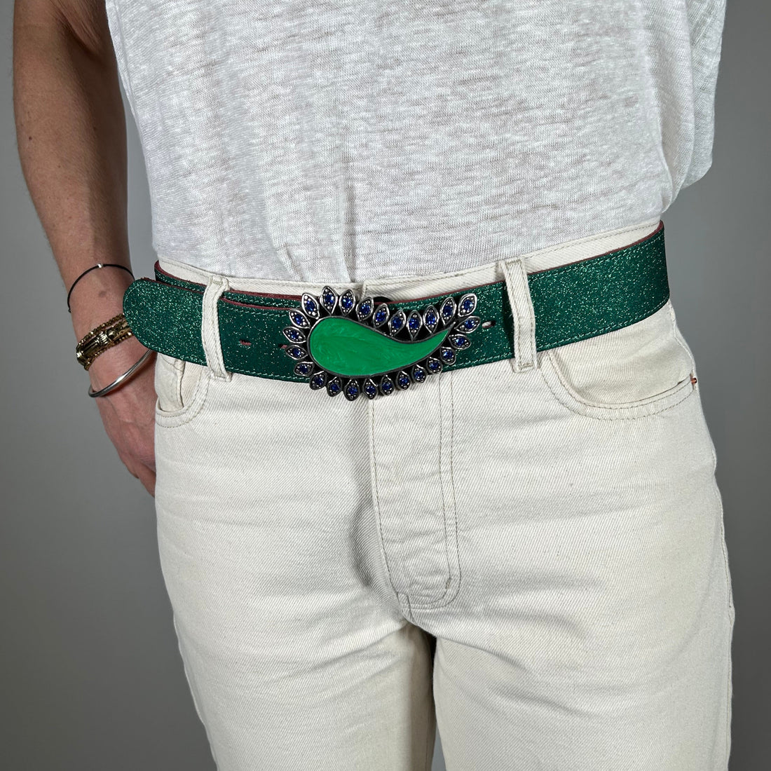 Boucle de ceinture interchangeable Yolète N221 vert émeraude portée sur ceinture femme