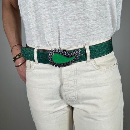 Boucle de ceinture interchangeable Yolète N221 vert émeraude portée sur ceinture femme