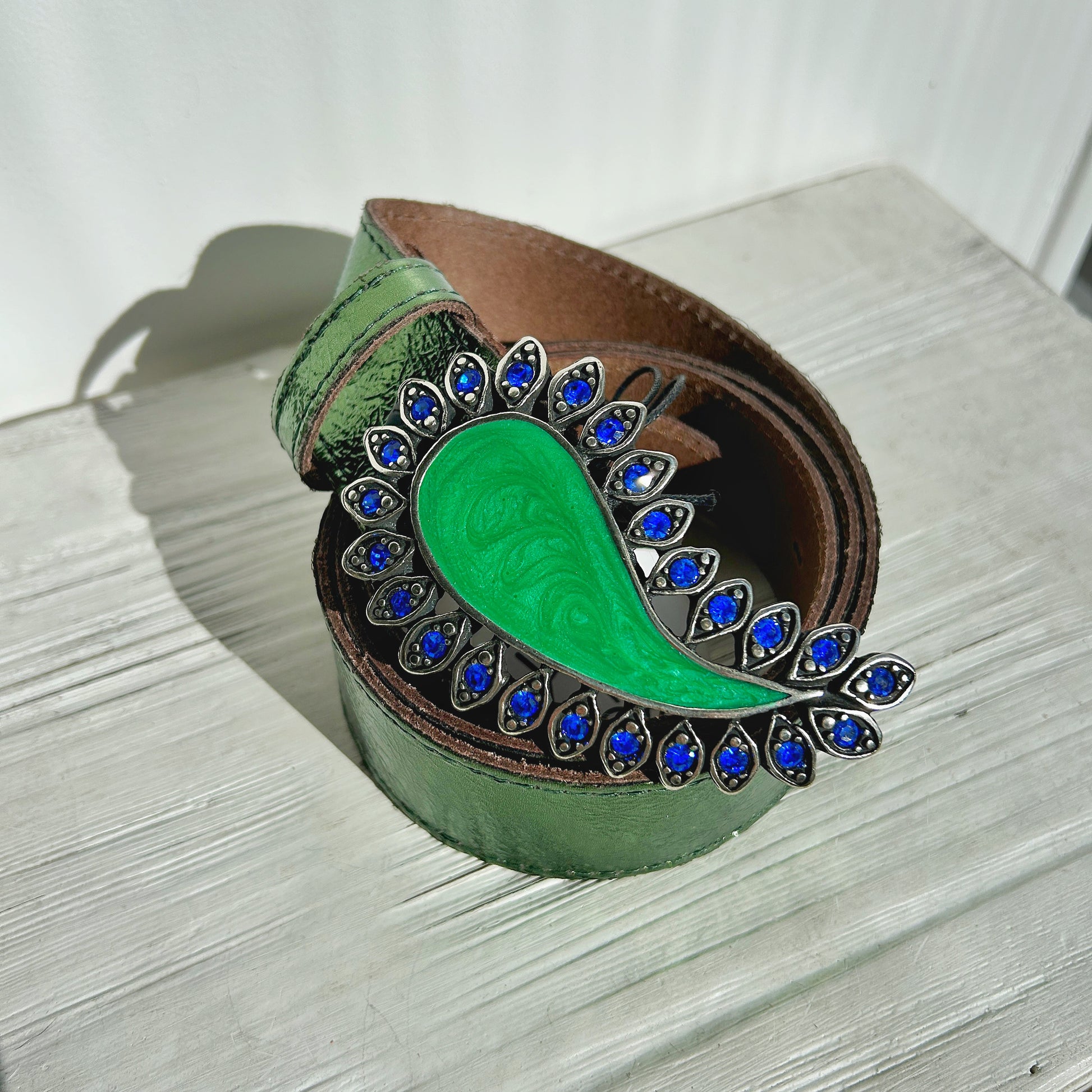 Boucle de ceinture interchangeable Yolète N221 vert émeraude portée sur ceinture femme