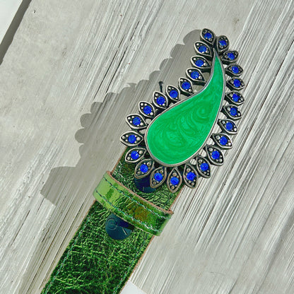 Boucle de ceinture interchangeable Yolète N221 vert émeraude portée sur ceinture femme
