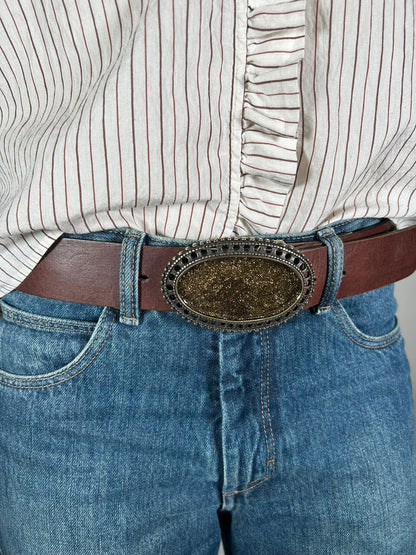 Détail de la boucle Yolète N341 cabochon ovale pailleté doré