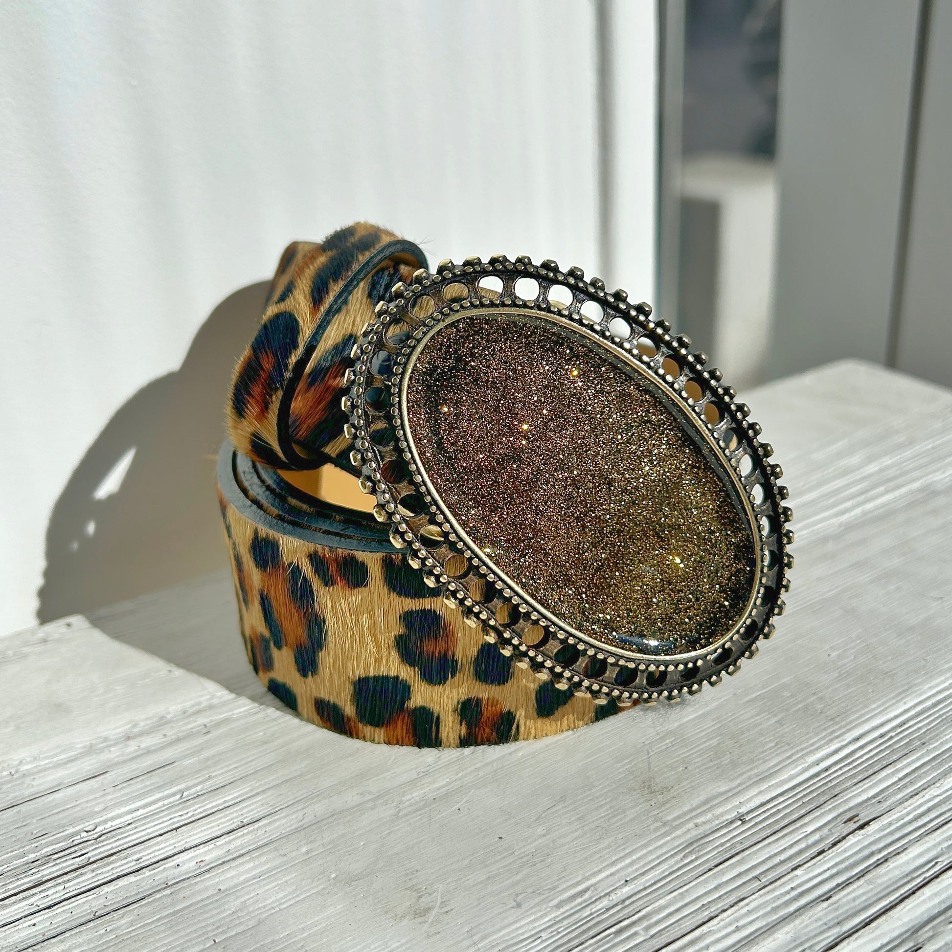 Détail de la boucle Yolète N341 cabochon ovale pailleté doré
