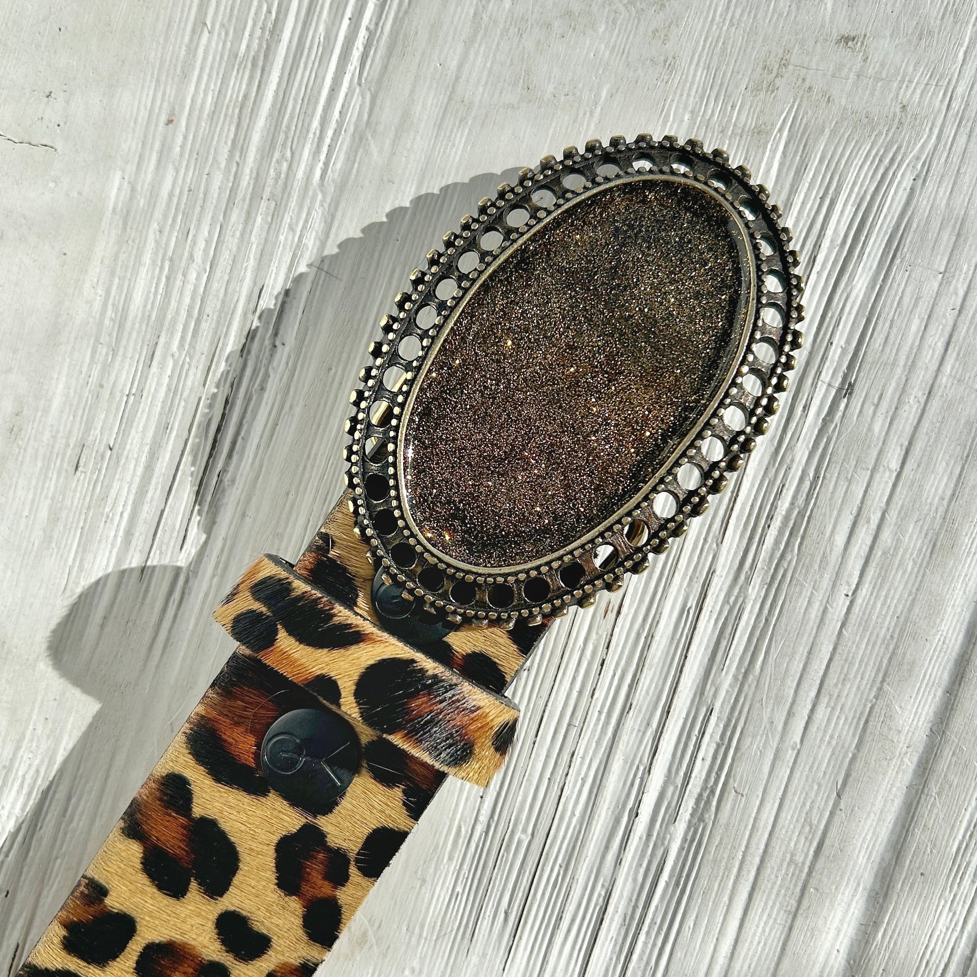 Détail de la boucle Yolète N341 cabochon ovale pailleté dore