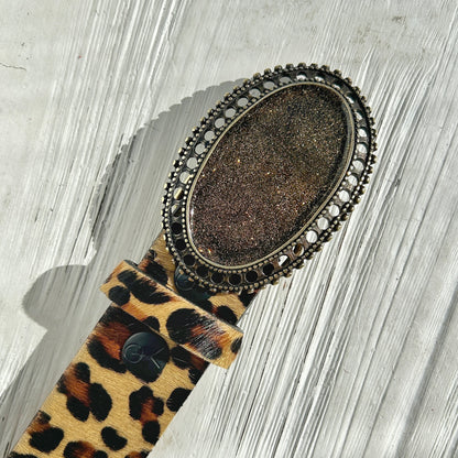 Détail de la boucle Yolète N341 cabochon ovale pailleté dore