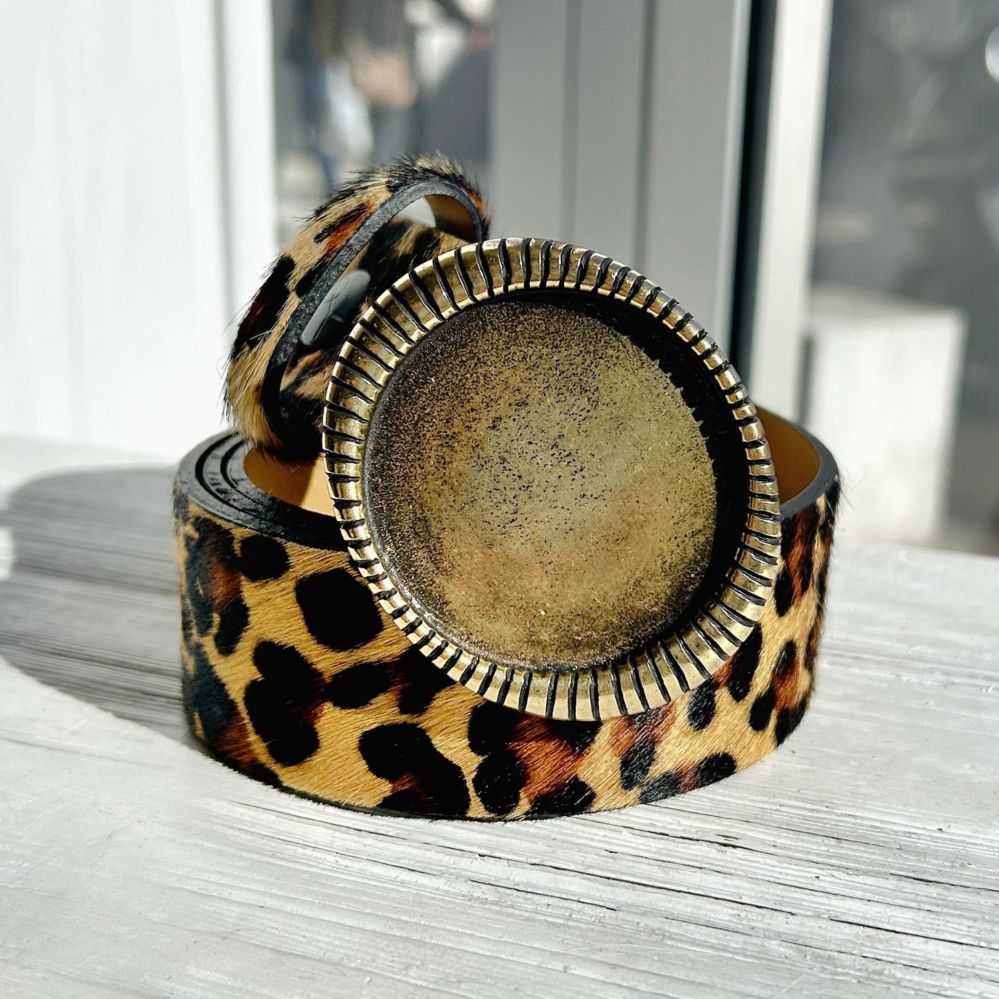 Boucle de ceinture Yolète N354 dorée portée sur ceinture léopard