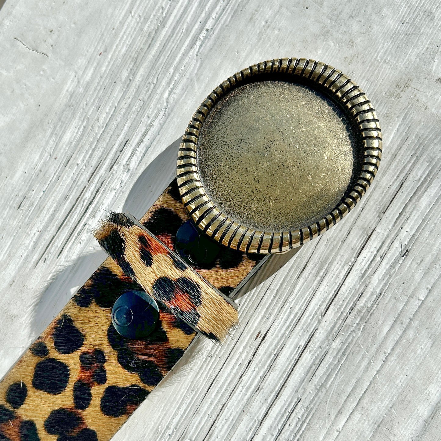 Détail de la boucle Yolète N354 gold finition vintage