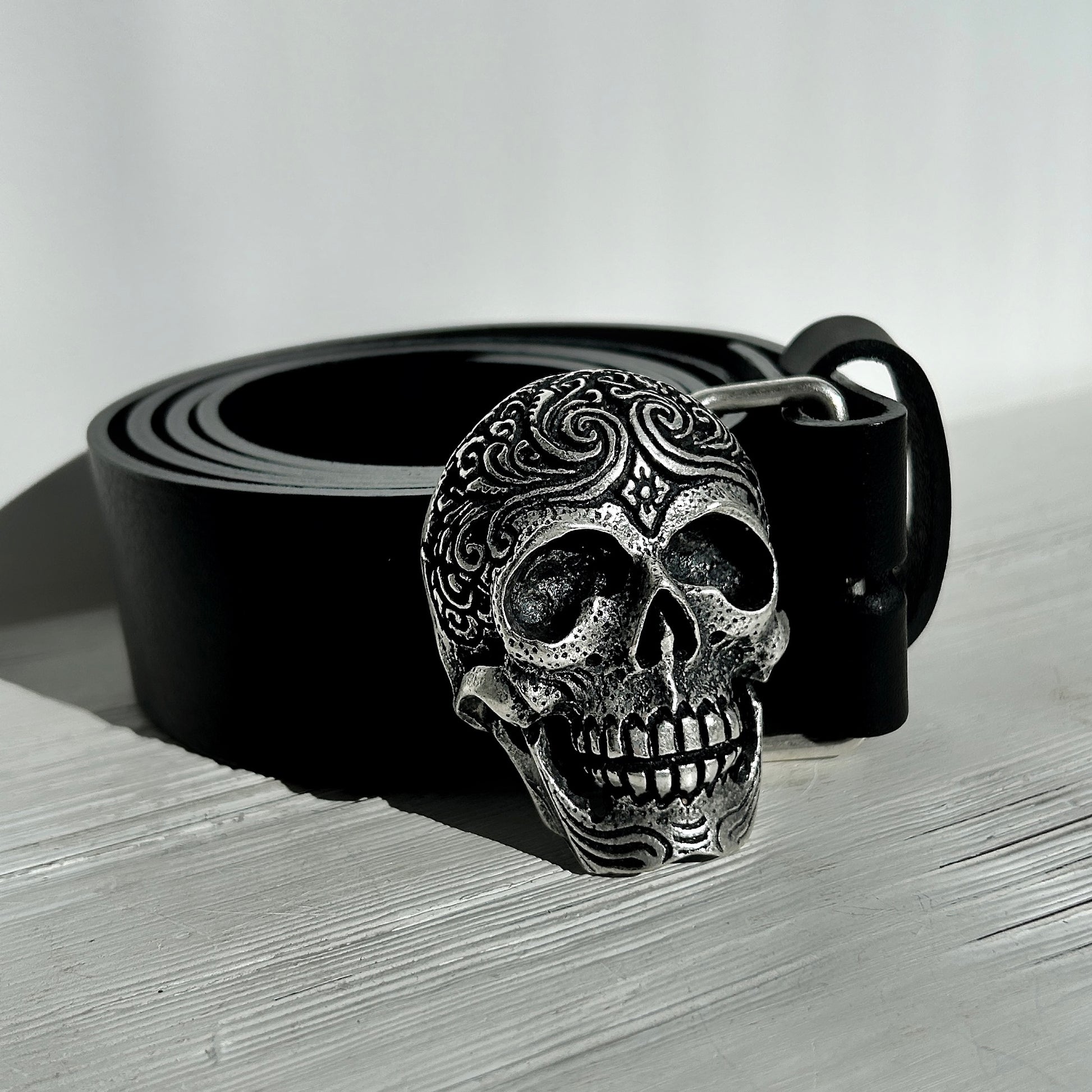 Détail boucle de ceinture Yolète tête de mort argentée N54
