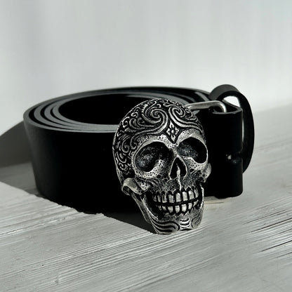 Détail boucle de ceinture Yolète tête de mort argentée N54
