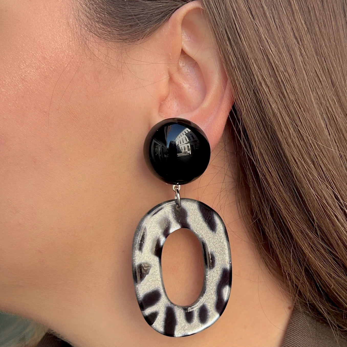 boucle-doreilles-editionlimitee-leopardgris-francine-bramli-divinity-sete