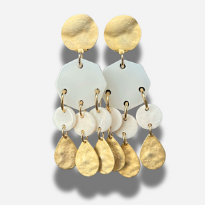 Boucles Pampilles Blanc Doré Francine Bramli Paris avec pampilles dorées martelées et résine blanche nacrée portées – boucles bohème chic chez Divinity Sète