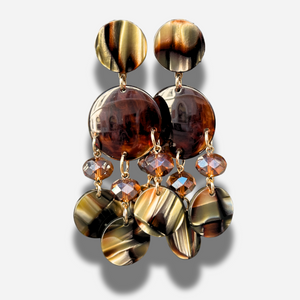 Boucles Pampilles Onyx Francine Bramli Paris en résine effet écaille marron noir et pampilles facettées ambrées portées – boucles chic femme chez Divinity Sète