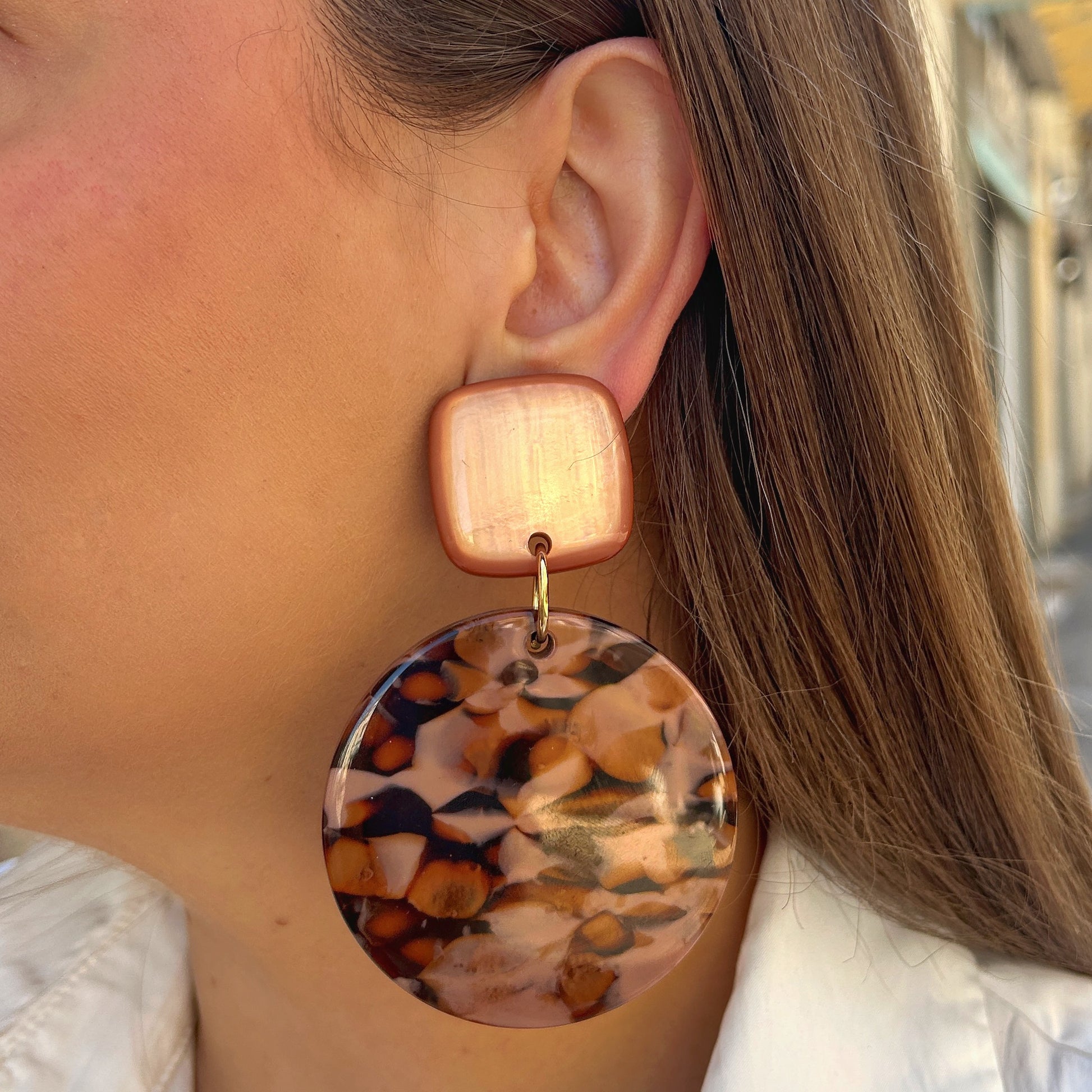 Boucles résine marbrée pêche Francine Bramli Paris