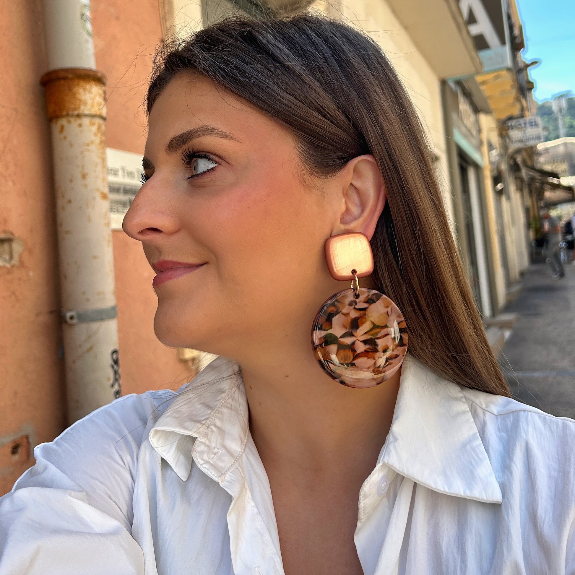 Boucles résine marbrée pêche Francine Bramli Paris