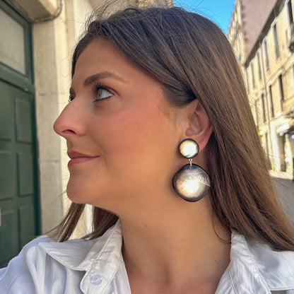 Boucles Adèle S Francine Bramli Paris en résine noir nacré et argenté à reflets lumineux