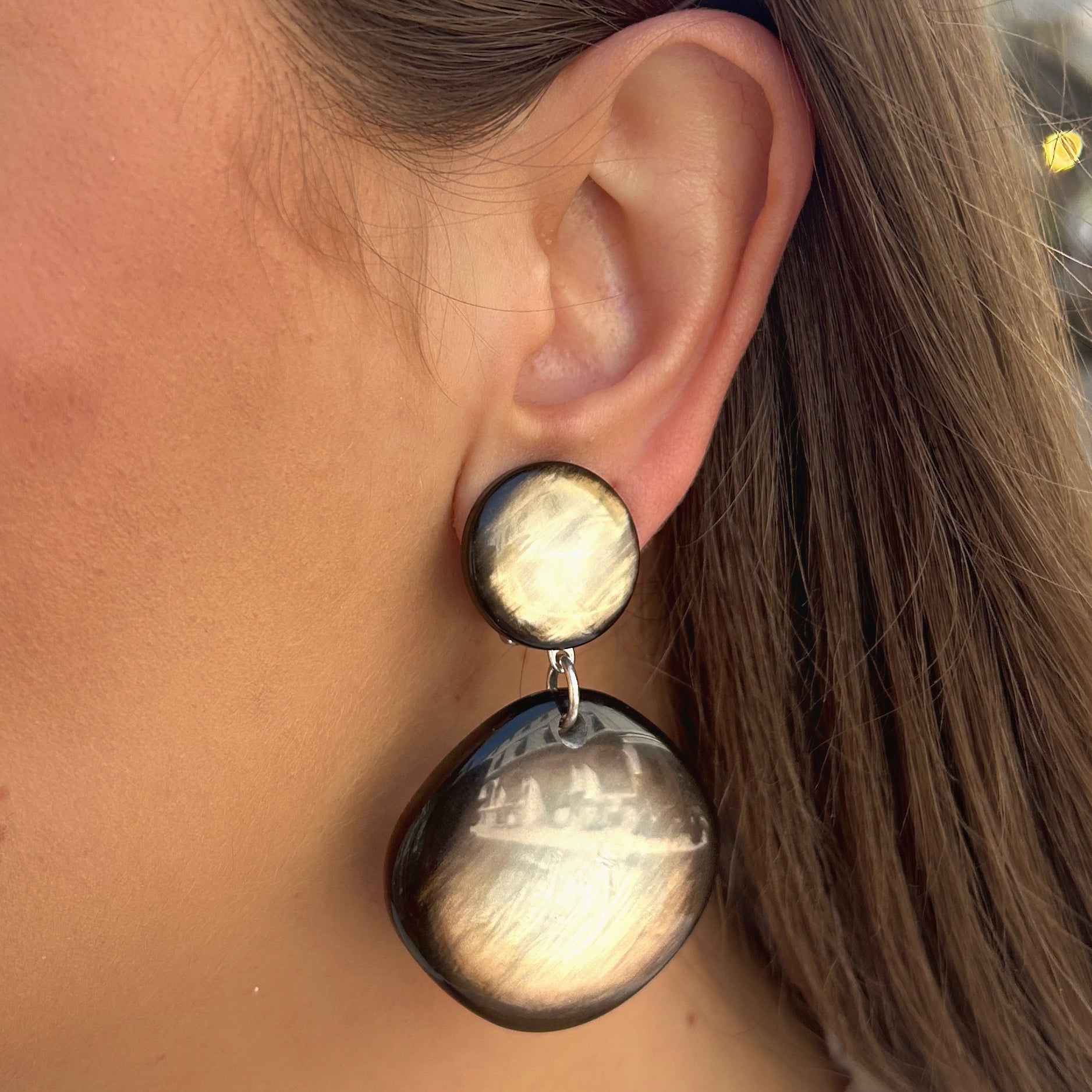 Boucles Adèle S Francine Bramli Paris en résine noir nacré et argenté à reflets lumineux