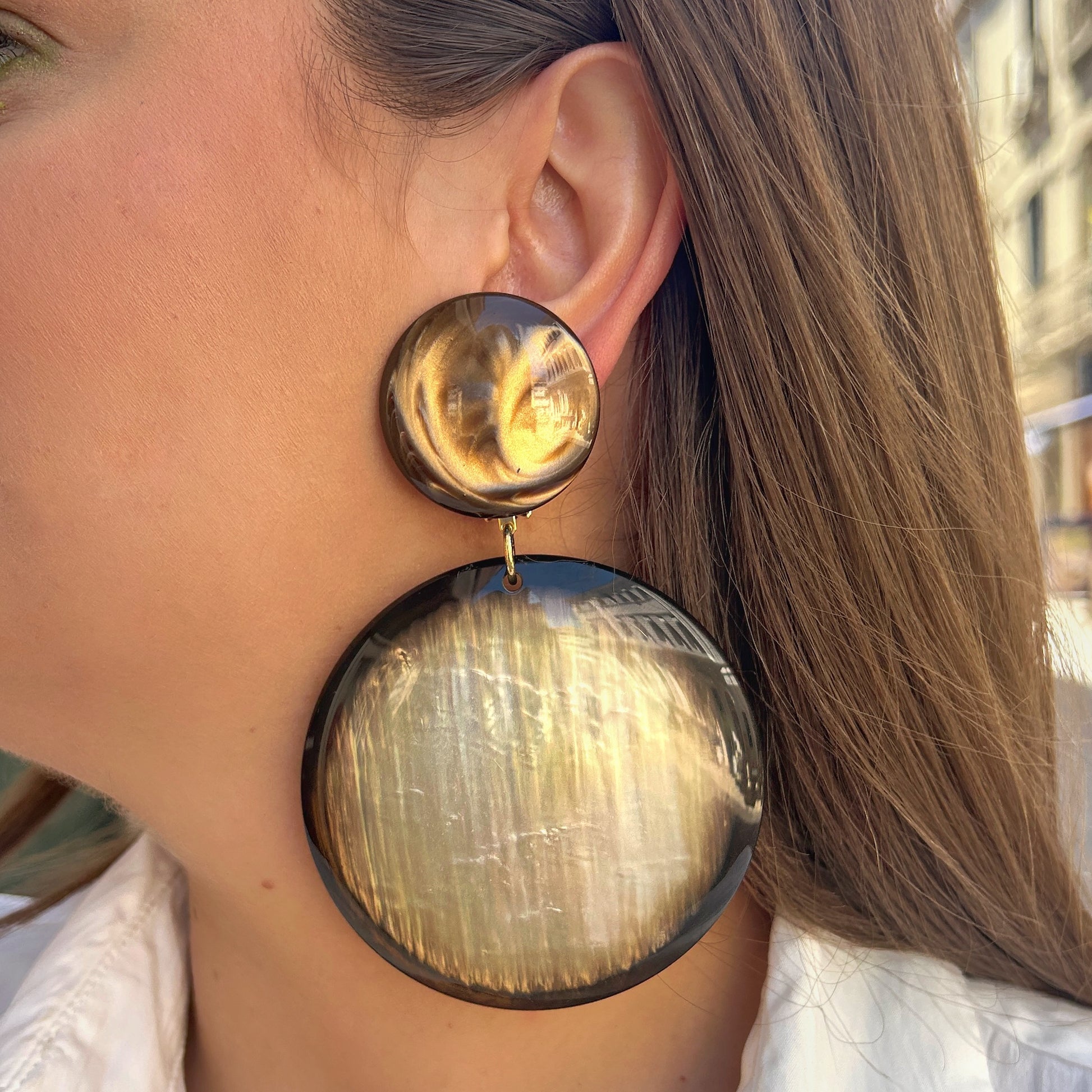 Boucles Adèle XL Francine Bramli Paris en résine noire et nacrée dorée à grands disques lumineux