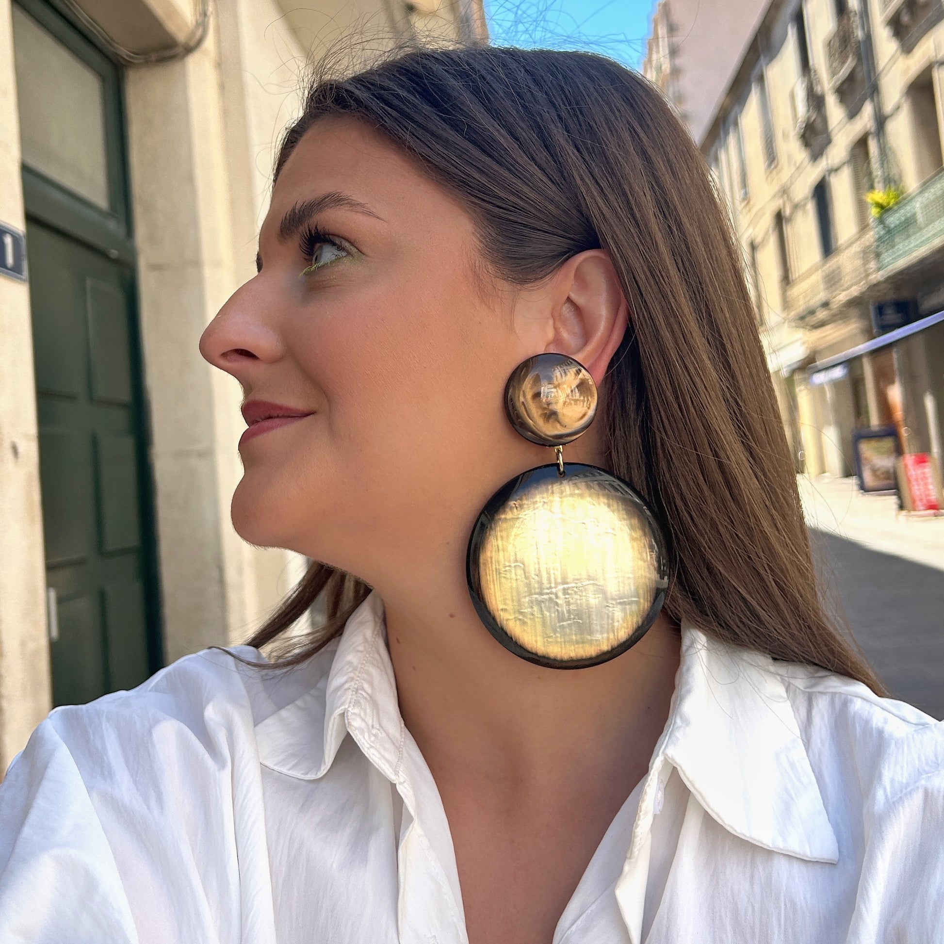 Boucles Adèle XL Francine Bramli Paris en résine noire et nacrée dorée à grands disques lumineux