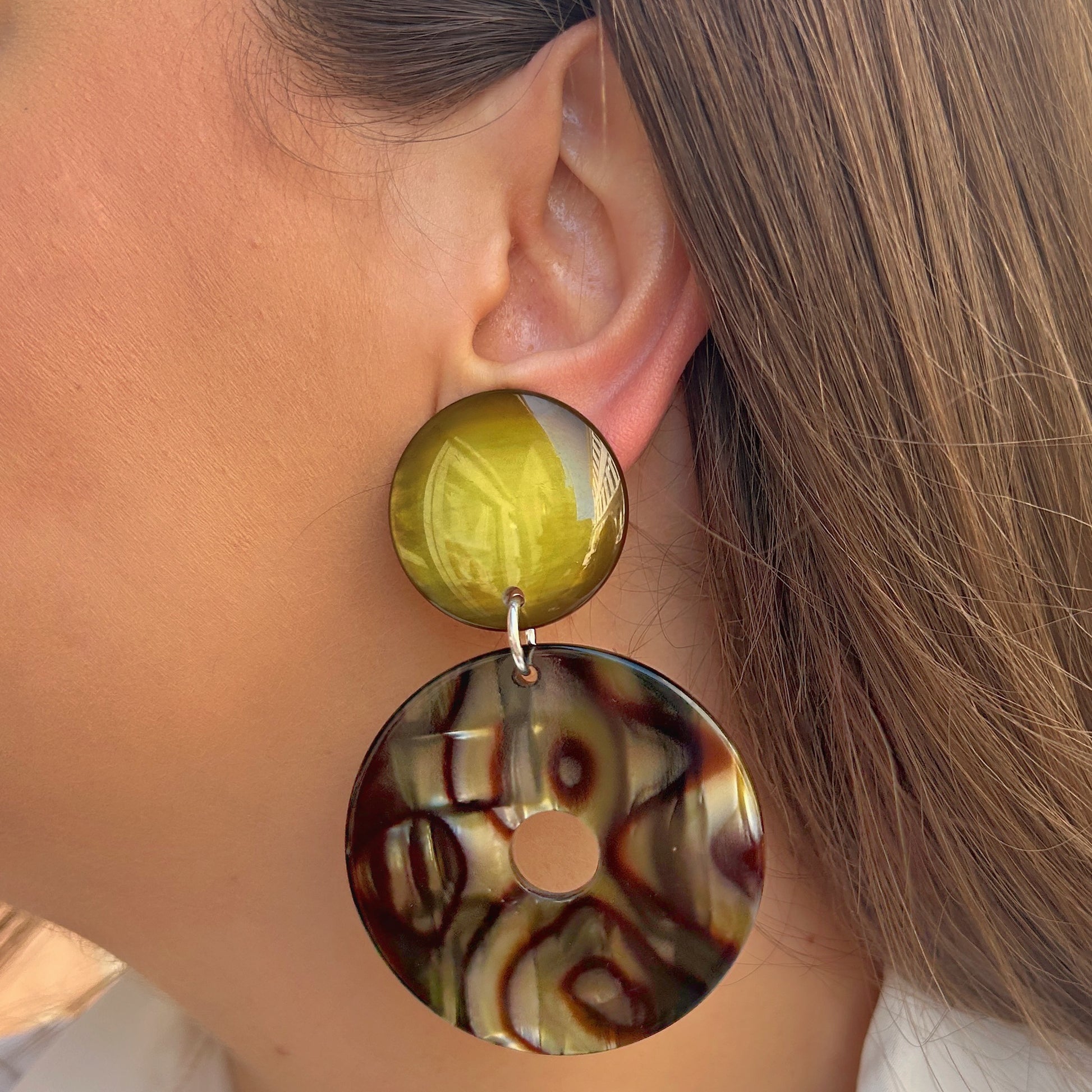 Boucles Akane Onyx Kaki Francine Bramli Paris avec cabochon kaki brillant et disque ajouré marbré aux nuances vert olive, brun et noir.