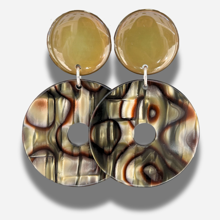 Boucles Akane Onyx Kaki Francine Bramli Paris avec cabochon kaki brillant et disque ajouré marbré aux nuances vert olive, brun et noir.