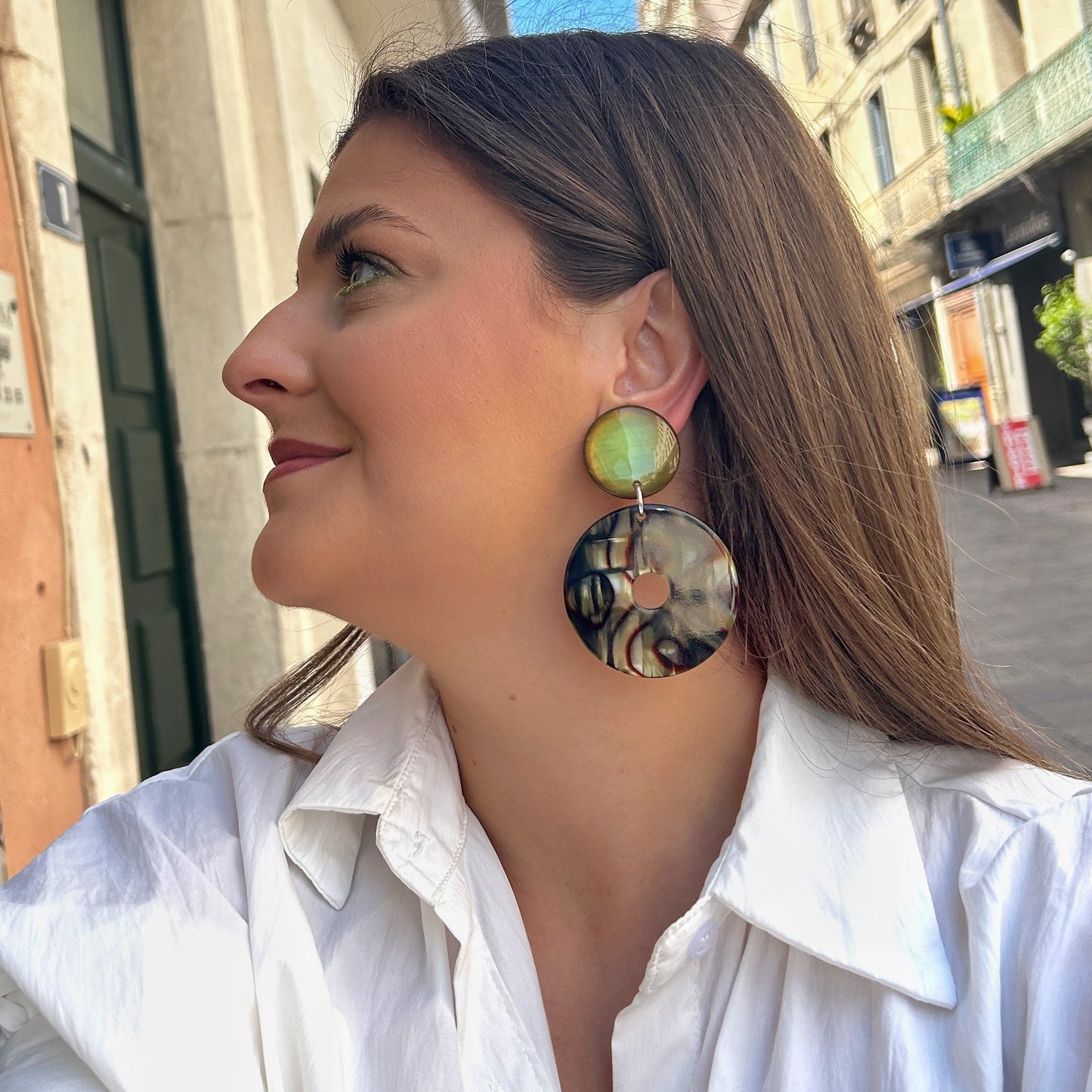 Boucles Akane Onyx Kaki Francine Bramli Paris avec cabochon kaki brillant et disque ajouré marbré aux nuances vert olive, brun et noir.