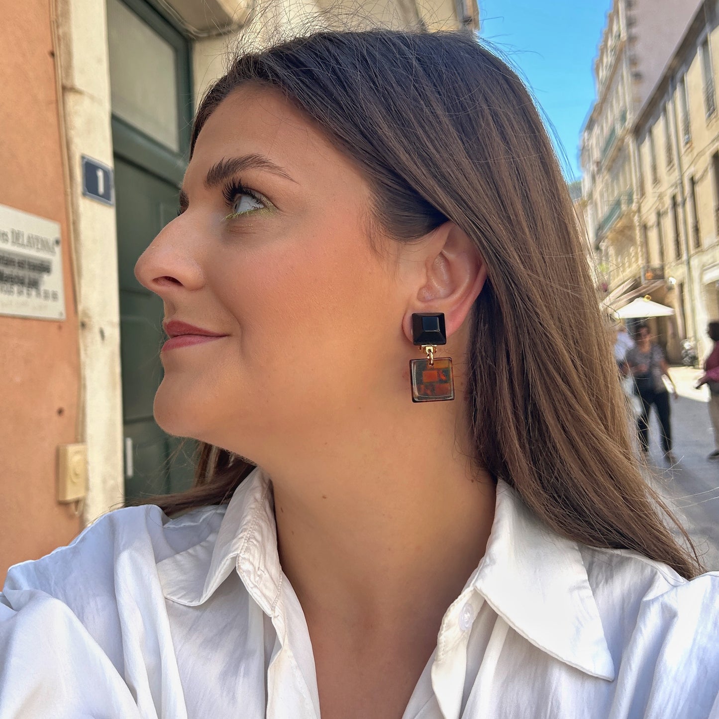 Boucles Albertine Marron Francine Bramli Paris en résine noire et écaille marron portées – boucles graphiques chic chez Divinity Sète