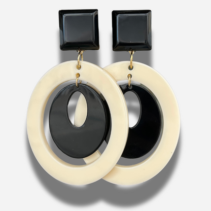 Boucles Alizée XL Noir Ivoire Francine Bramli Paris en résine graphique noire et ivoire au format XXL.