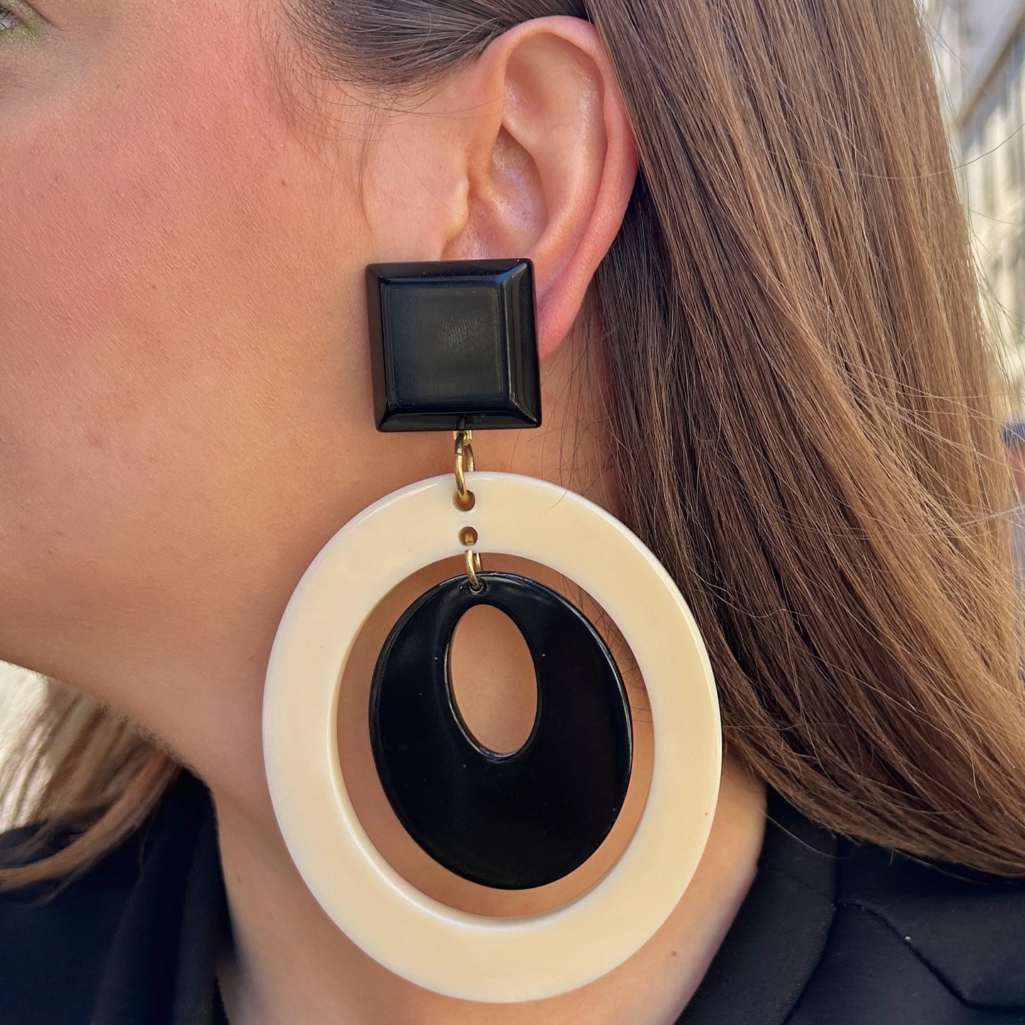 Boucles Alizée XL Noir Ivoire Francine Bramli Paris en résine graphique noire et ivoire au format XXL.
