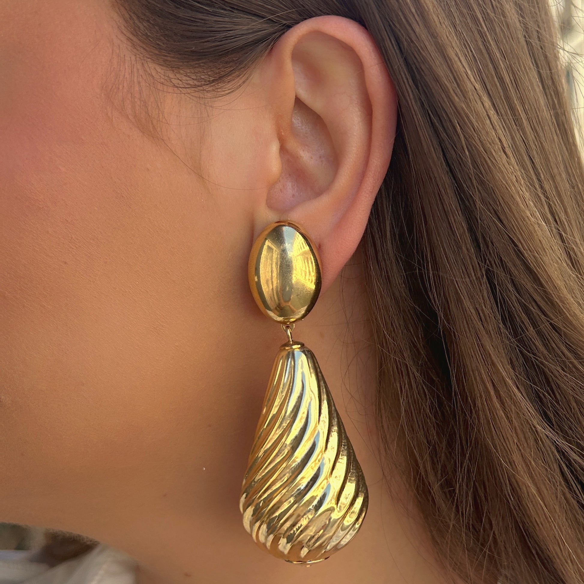 Boucles Altesse Gold Francine Bramli Paris dorées texturées portées