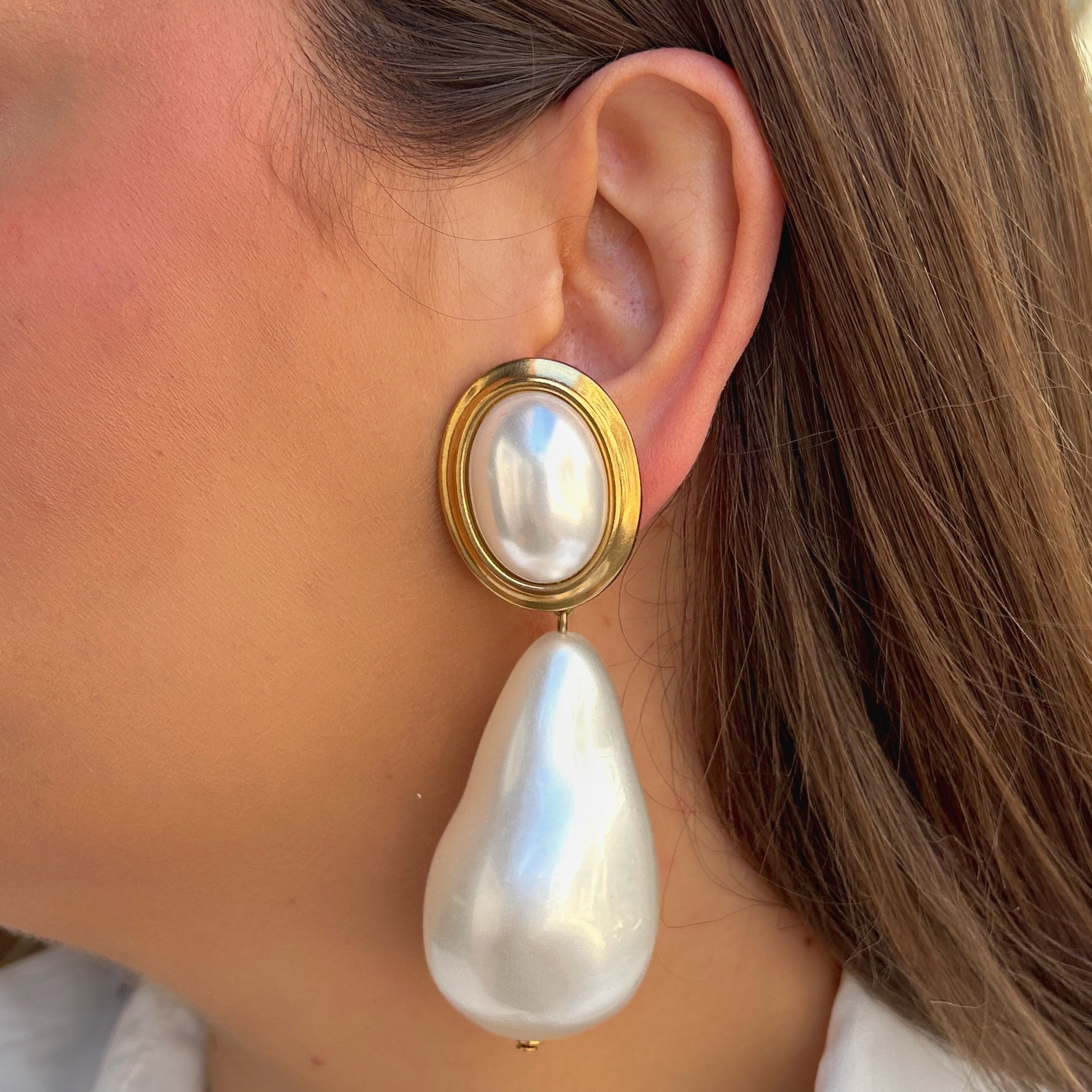 Boucles Altesse Perles Francine Bramli Paris avec perle nacrée ovale et goutte nacrée sur monture dorée