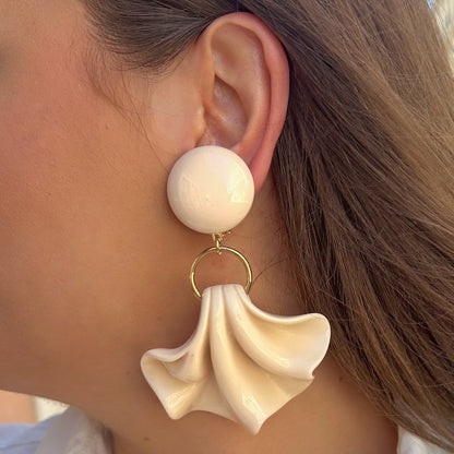 Boucles Amelia Beige Francine Bramli Paris en résine ivoire brillante avec pendentif sculptural beige et anneau doré.