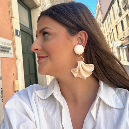 Boucles Amelia Beige Francine Bramli Paris en résine ivoire brillante avec pendentif sculptural beige et anneau doré.