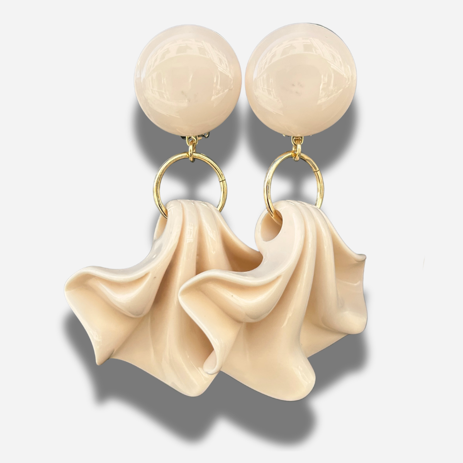 Boucles Amelia Beige Francine Bramli Paris en résine ivoire brillante avec pendentif sculptural beige et anneau doré.