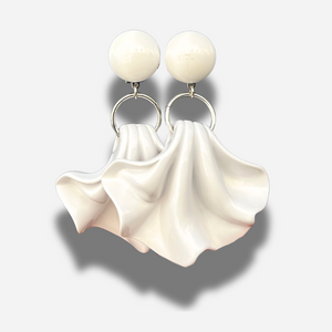 Boucles Amelia blanc Francine Bramli Paris design sculpté