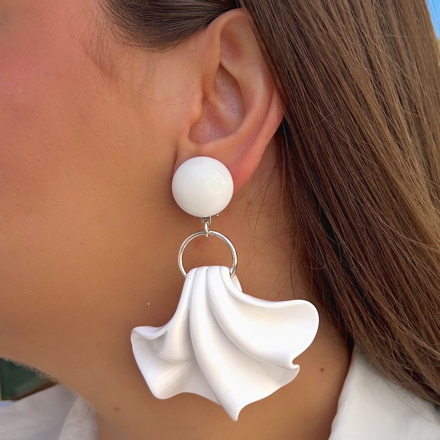 Boucles blanches ondulées Francine Bramli portées
