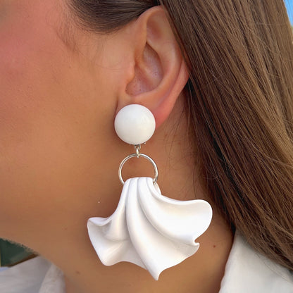 Boucles blanches ondulées Francine Bramli portées