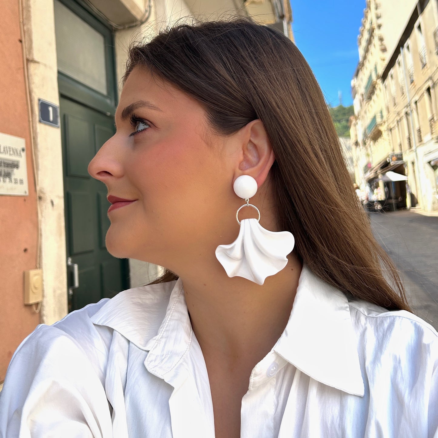 Boucles résine blanche chic bijou moderne femme