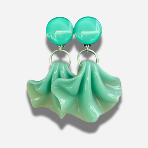 Boucles Amelia vert d’eau Francine Bramli Paris en résine brillante portées