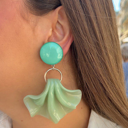 Boucles Amelia vert d’eau Francine Bramli Paris en résine brillante portées