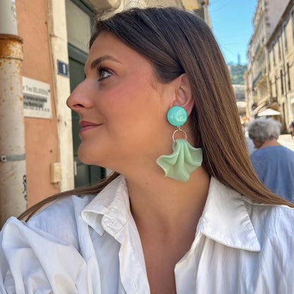 Boucles Amelia vert d’eau Francine Bramli Paris en résine brillante portées