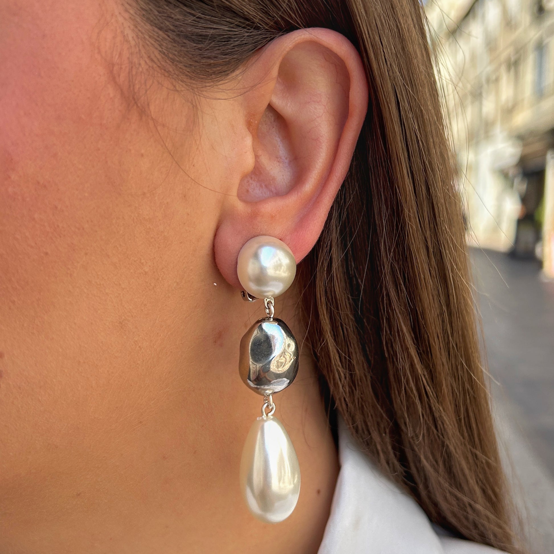 Boucles Anastasia Perles Francine Bramli Paris avec perles nacrées blanches et éléments argentés brillants.